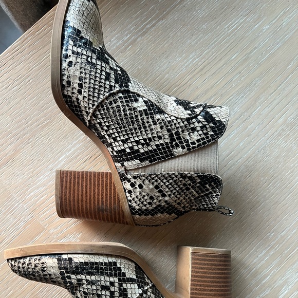 Women’s snakeskin booties. Size 6 - Picture 3 of 5